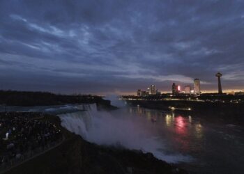 Las cataratas del Niágara viven como una fiesta la oscuridad del eclipse