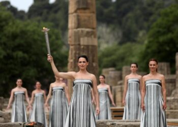 Llama olímpica va rumbo a París 2024 tras ser encendida en Grecia