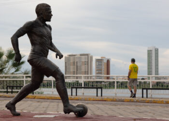 Retiran estatua de Dani Alves en su ciudad natal