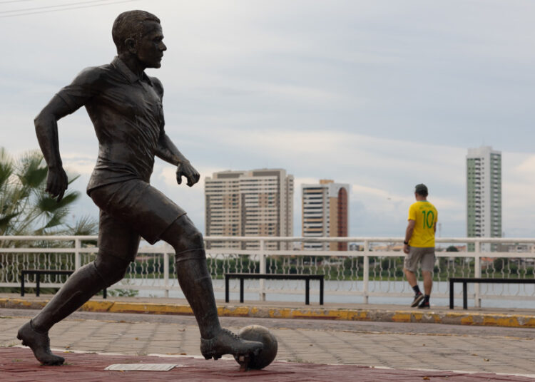Retiran estatua de Dani Alves en su ciudad natal