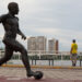 Retiran estatua de Dani Alves en su ciudad natal