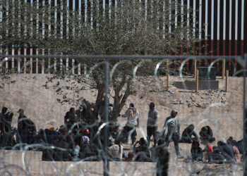 400 migrantes cruzan por la fuerza a Estados Unidos
