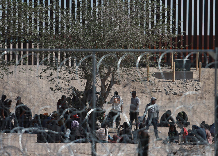 400 migrantes cruzan por la fuerza a Estados Unidos
