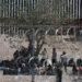 400 migrantes cruzan por la fuerza a Estados Unidos