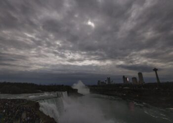 Las cataratas del Niágara viven como una fiesta la oscuridad del eclipse