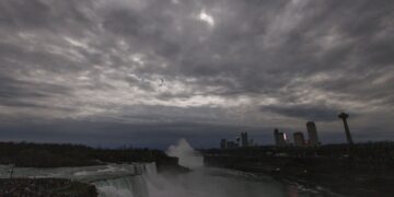 Las cataratas del Niágara viven como una fiesta la oscuridad del eclipse