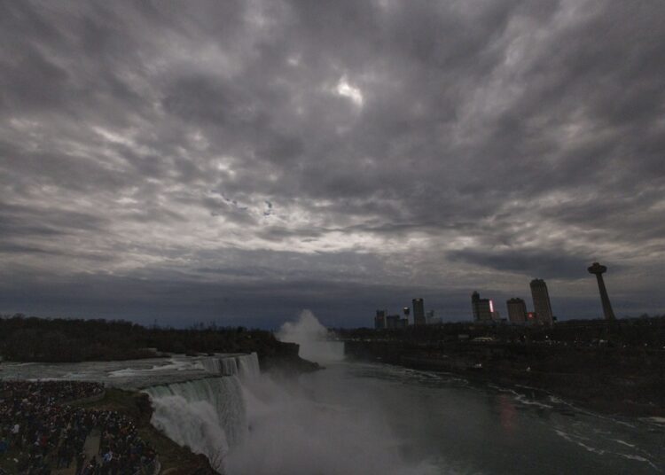 Las cataratas del Niágara viven como una fiesta la oscuridad del eclipse