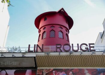 Moulin Rouge amanece sin aspas por primera vez en 135 años