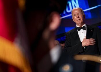 Biden celebra a la prensa mientras manifestantes critican su apoyo a Israel