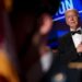 Biden celebra a la prensa mientras manifestantes critican su apoyo a Israel