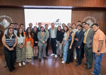 Alumnos de la Anáhuac presentan sus inquietudes a Fernando Morales 