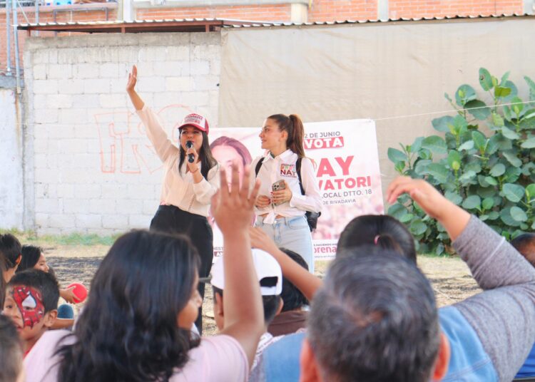 Tonantzin Fernández y Nay Salvatori  celebran el Día del Niño en Santiago Momoxpan