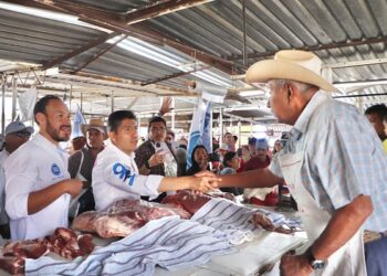 Lalo Rivera dialoga con habitantes de Tepeaca