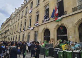 Estudiantes propalestinos bloquean centro universitario Science Po de París