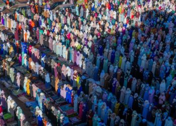 Rezos multitudinarios en Marruecos por el fin de Ramadán