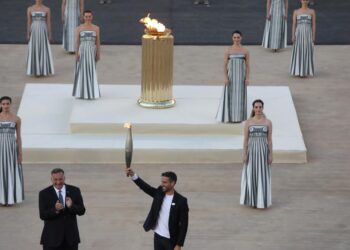 Llama olímpica deja Grecia y pone rumbo a Francia