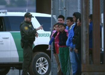 Mitad de estadounidenses apoya deportación masiva de migrantes