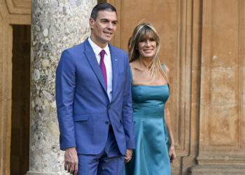 Presidente de España reflexionará si renuncia tras denuncia por corrupción contra su esposa