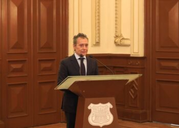 Entregan copia de la Cédula Real a Alberto Peláez