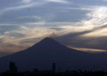 Popocatépetl emite 64 exhalaciones sin caída de ceniza
