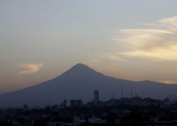 Se detiene caída de ceniza volcánica