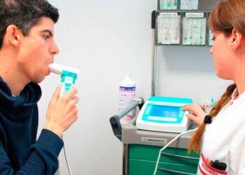 Salud realiza espirometrías para prevenir enfermedades pulmonares