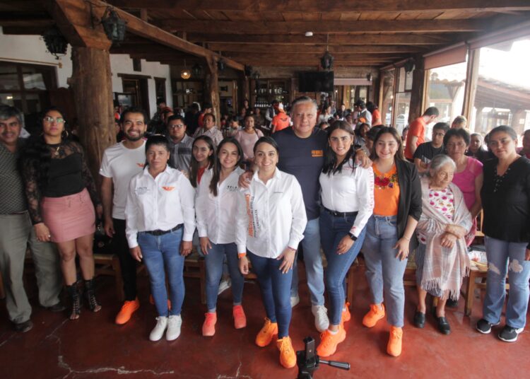 Fernando Morales conversa con líderes de las comunidades de Zacatlán