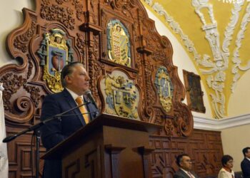 Fernando Morales firma compromiso de destinar 5% del presupuesto del estado a la BUAP