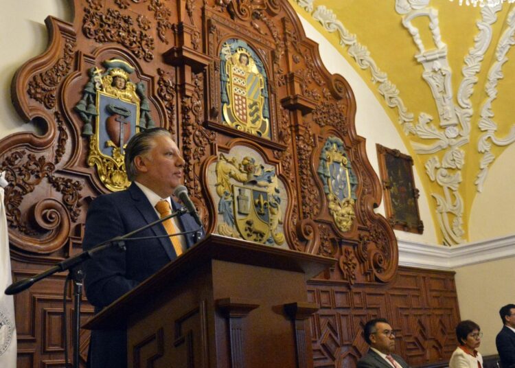 Fernando Morales firma compromiso de destinar 5% del presupuesto del estado a la BUAP