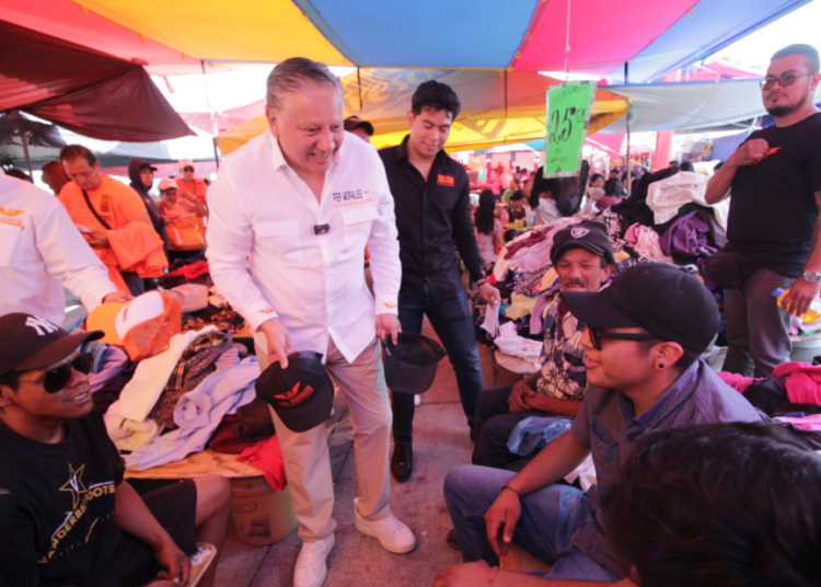 Fernando Morales visita el tianguis de San Ramón