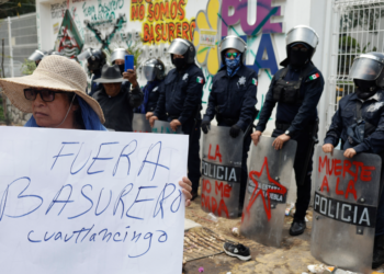 Manifestantes agreden a policías estatales en plantón de la Recta a Cholula