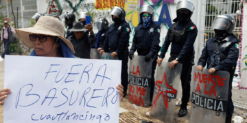Manifestantes agreden a policías estatales en plantón de la Recta a Cholula