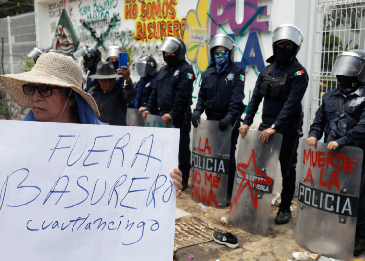 Manifestantes agreden a policías estatales en plantón de la Recta a Cholula