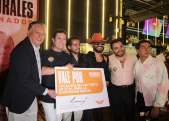 Fernando Morales firma compromiso con la comunidad LGBTTTIQ+
