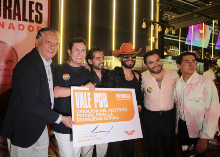 Fernando Morales firma compromiso con la comunidad LGBTTTIQ+