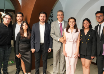 Pepe Chedraui dialoga con estudiantes de la Escuela Libre de Derecho