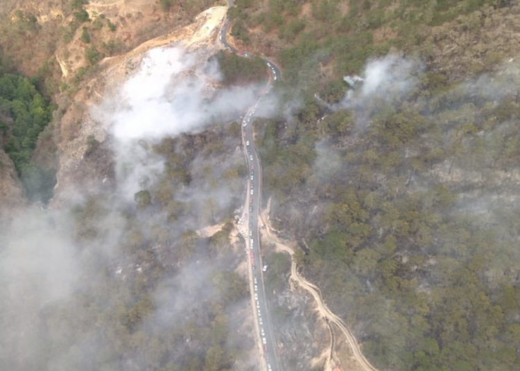 Con helicóptero se busca sofocar incendio forestal en Tetela de Ocampo