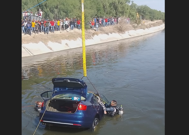 Cuatro decesos por volcadura de vehículo en canal de riego de Valsequillo