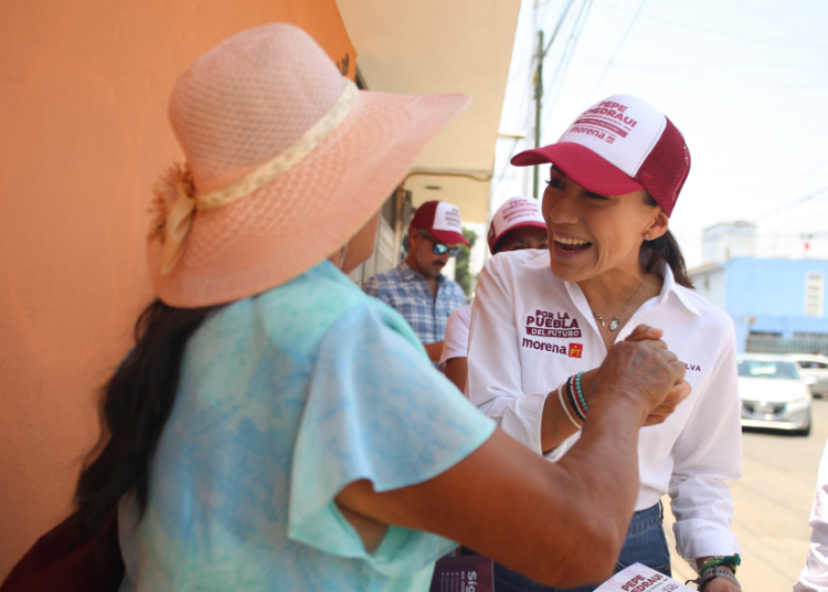 Mónica Silva recorre Loma Bella para llevar mensaje de Chedraui