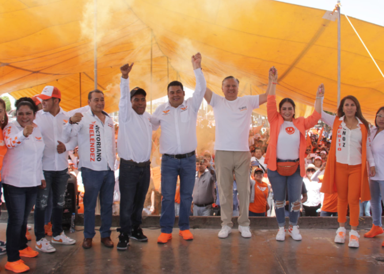 Fernando Morales y José Luis Torres pintan de Naranja la plaza de Huejotzingo