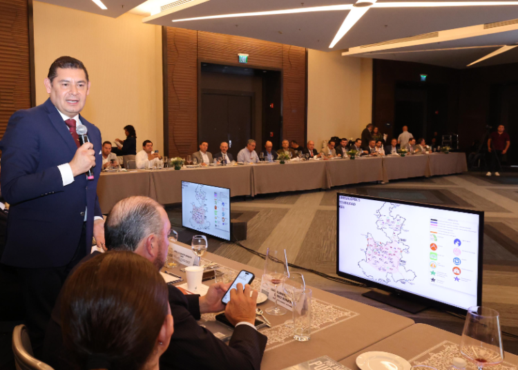 Armenta presenta su Plan Estratégico 2024-2030 a líderes empresariales de la vivienda en Puebla