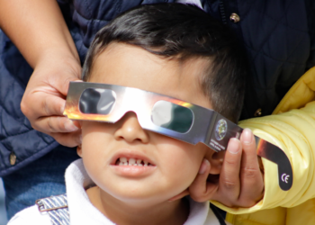 SEP exhorta a escolares ver eclipse con las medidas correspondientes