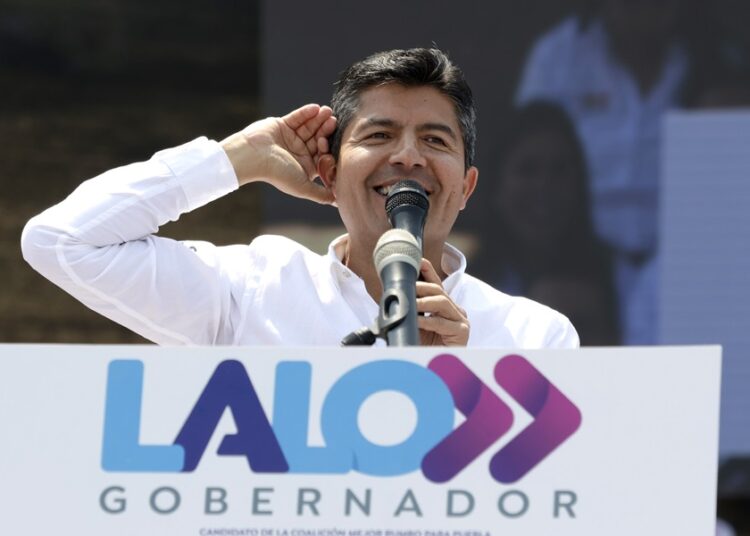 Eduardo Rivera promete pavimentar calles de la Central de Abasto