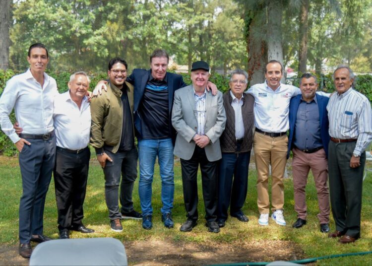 Mario Riestra se reúne con empresarios y leyendas del deporte
