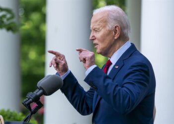 Biden eleva aranceles a bienes chinos y los lleva al 100% en vehículos eléctricos