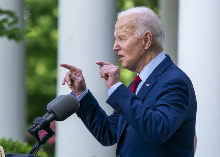 Biden eleva aranceles a bienes chinos y los lleva al 100% en vehículos eléctricos