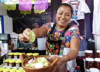Prueba el tradicional mole miahuateco en la Feria de Puebla