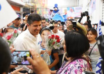 Lalo Rivera propone seis acciones en favor de la mujer