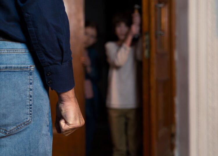 Aprehenden a 3 personas por violencia familiar