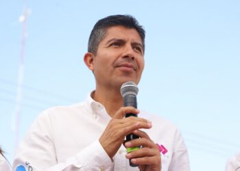 Lalo Rivera firma acuerdo por salud renal